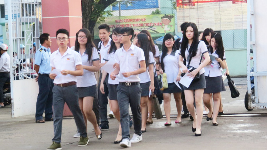 Nhiều thi sinh hớn hở sau khi kết thúc kỳ thi. Ảnh: Nguyễn Dũng