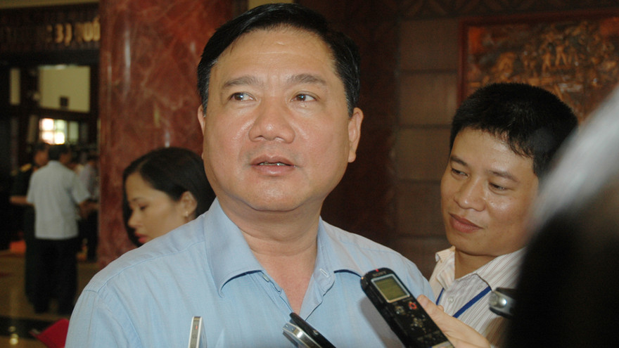 Bộ trưởng Đinh La Thăng trao đổi với báo chí sáng nay, 4/6, bên lề Quốc hội. Ảnh: Ngọc Tiến