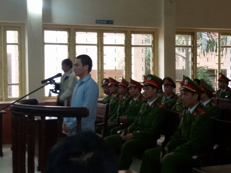 Lý Nguyễn Chung trước vành móng ngựa sáng nay. Ảnh: Nguyễn Trường