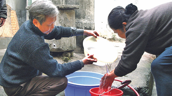 Người Hà Nội đối mặt nguy cơ nước kém an toàn. Ảnh: Như Ý