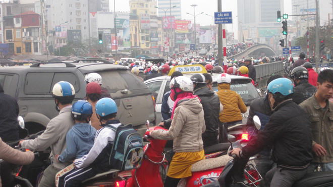 Dòng người kẹt cứng, đèn tín hiệu “vô dụng” (chụp tại cầu vượt Ngã Tư Sở). Ảnh: Lê Tươi