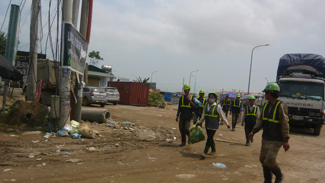 Lao động Trung Quốc giờ tan ca tại cổng chính Formosa. Ảnh: Bảo Anh