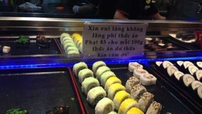 Những tấm biển như thế này ở nước ngoài làm buồn lòng những người Việt tự trọng.