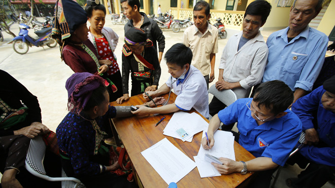 Bác sĩ đang khám chữa bệnh miễn phí cho các cựu chiến binh thời kháng chiến chống Pháp. ảnh : Như Ý