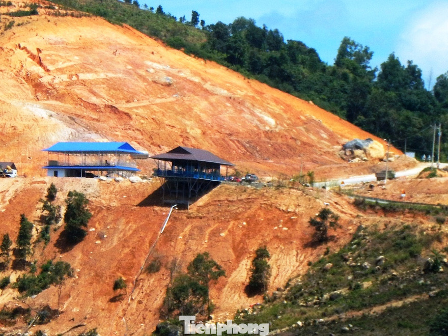 Đào khoét núi để xây trạm dừng chân trái phép bên Quốc lộ 28B