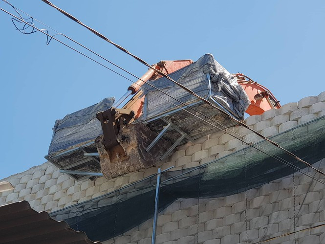 Nha Trang tháo dỡ 'tường thành' khổng lồ, mưa nước chảy ồ ạt vào nhà dân