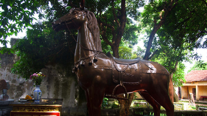 Ngựa nặng hơn hai tấn vẫn ở trong khu vực 1 của di tích đền Phù Đổng. Ảnh: T.Toan