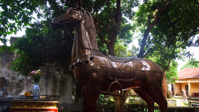 Ngựa nặng hơn hai tấn vẫn ở trong khu vực 1 của di tích đền Phù Đổng. Ảnh: T.Toan