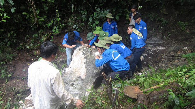 Tình nguyện viên hội đồng hương Thanh Hóa trường Đại học Kinh tế Quốc dân làm đường tại xã Hạ Trung. Ảnh: Bảo Phương
