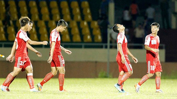 Các cầu thủ Đồng Nai buồn với thất bại 3-5 trước Than QN, song một số cầu thủ Đồng Nai “nhúng chàm” lại “thắng” lớn. Ảnh: VSI