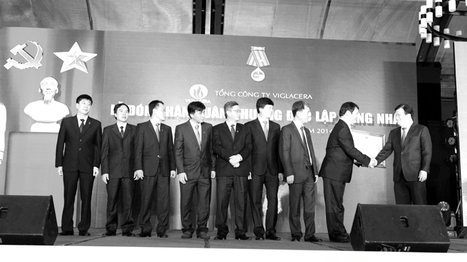 Bộ trưởng Trịnh Đình Dũng trao Huân chương Độc lập hạng Nhất lần thứ 2 cho Tổng Công ty Viglacera