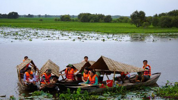 Du lịch trải nghiệm cảnh hoang sơ ở Vườn Quốc gia Tràm Chim. Ảnh: Ngọc Huyền