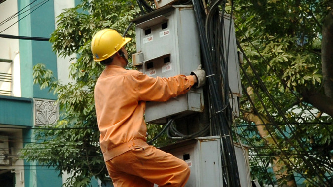 Tiền điện phập phù còn có nguyên nhân từ công nhân ghi công tơ sợ người... nghiện. Ảnh: Như Ý