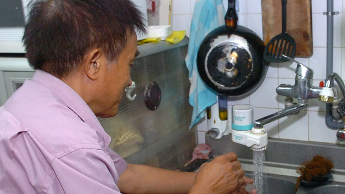 Nhiều hộ dân dùng nước máy, nhưng phải thường xuyên thông vòi vì cặn bám. Ảnh: Như Ý