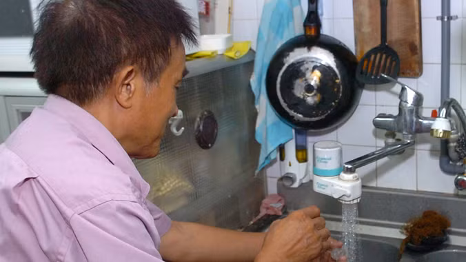 Nhiều hộ dân dùng nước máy, nhưng phải thường xuyên thông vòi vì cặn bám. Ảnh: Như Ý