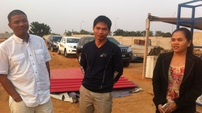 Cường Viana (áo trắng) tại một công trình xây dựng ở bang Viana, Angola. Ảnh: Phong Cầm