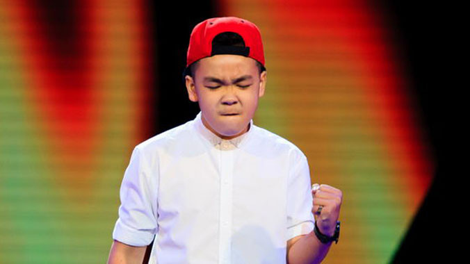 Đức Anh thúc giục khán giả “Dậy mà đi”. Ảnh: Nguyễn Bá Ngọc