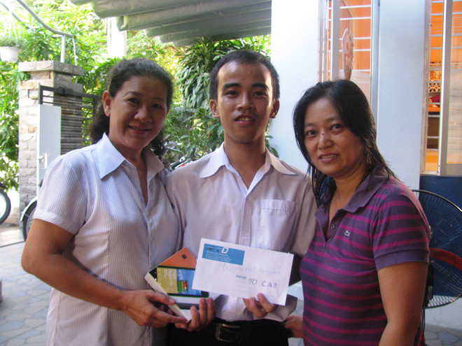 Thuần (giữa) nhận sự giúp đỡ, bảo trợ từ các nhà hảo tâm