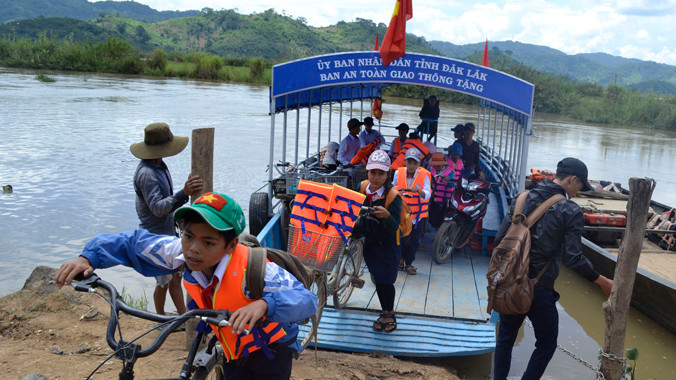 Học sinh, giáo viên ở xã Bình Hòa đã có thuyền mới an toàn