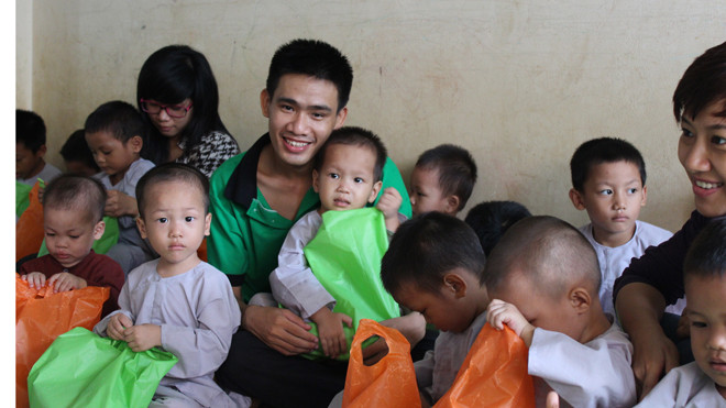 Trương Văn Vũ bên các em nhỏ mồ côi