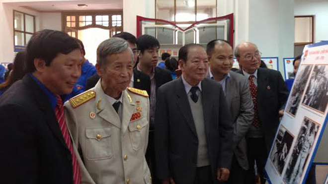 Nghe anh hùng kể chuyện lịch sử