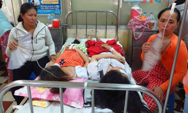 Các công nhân đang được điều trị tại bệnh viện. Ảnh: An Giang