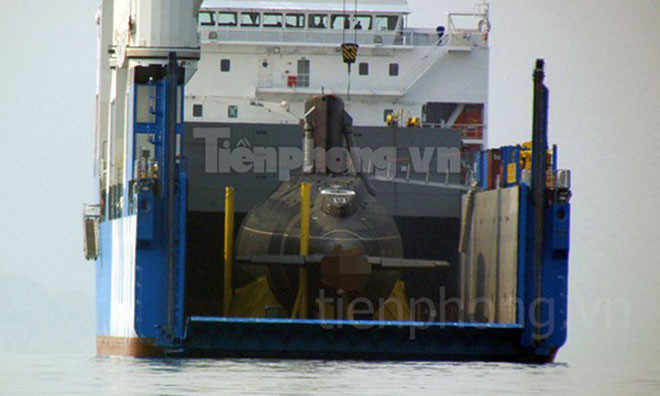 Tàu ngầm HQ183 – Thành phố Hồ Chí Minh nằm gọn trong lòng tàu Rolldock Star.