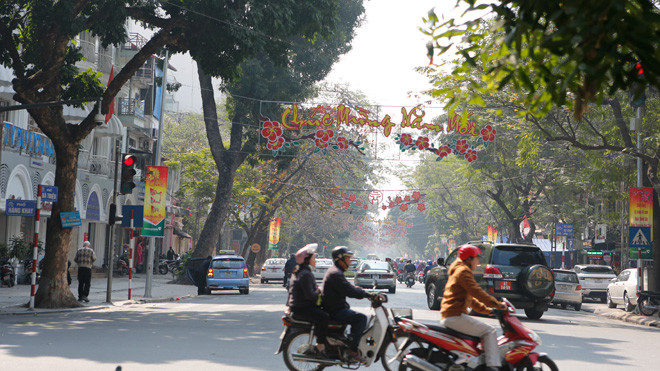 Phố Bà Triệu được trang trí đèn với mô típ đơn điệu, lặp đi lặp lại suốt nhiều năm qua. Anh: Hồng Vĩnh