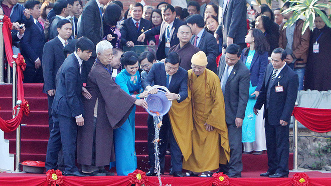 Chủ tịch nước Trương Tấn Sang cùng phu nhân và bà con kiều bào thả cá nhân ngày ông Công ông Táo. Ảnh: Ngọc Châu