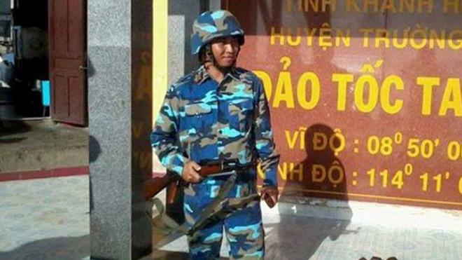 Trung úy Phan Văn Hạnh trong một ca gác tại đảo Tốc Tan C. ảnh: Tân Hữu