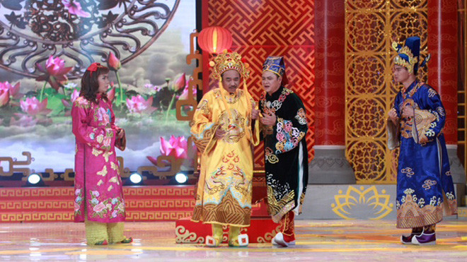 Nghệ sĩ ưu tú Tự Long (thứ 3 từ trái sang) trong vai diễn Táo Giao thông