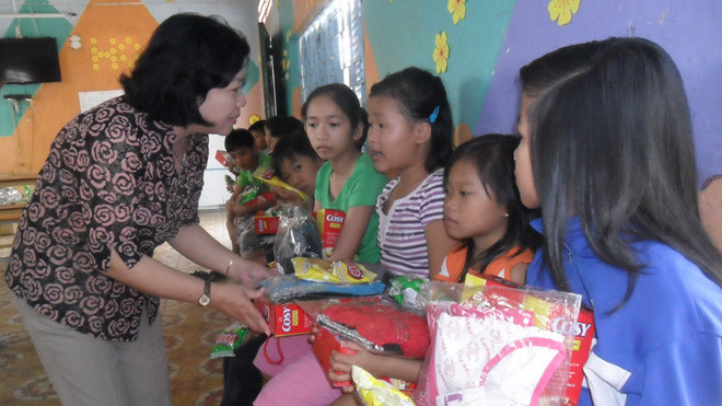 Trẻ mồ côi vui mừng nhận quà Tết