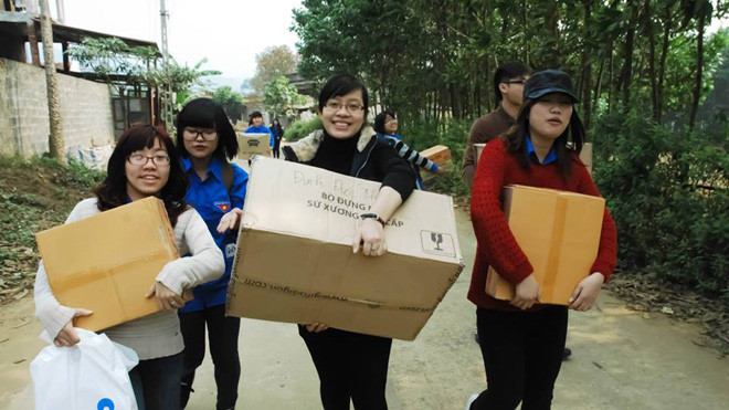 Háo hức mang quà đến cho người nghèo