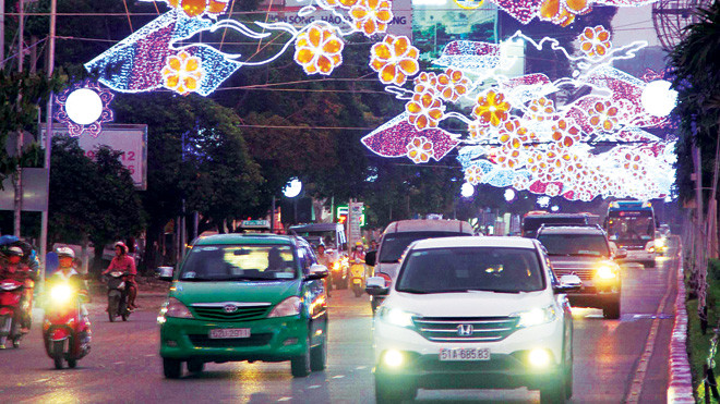 Đường phố TPHCM trang hoàng lộng lẫy đón Xuân Giáp Ngọ. ảnh: hà mai