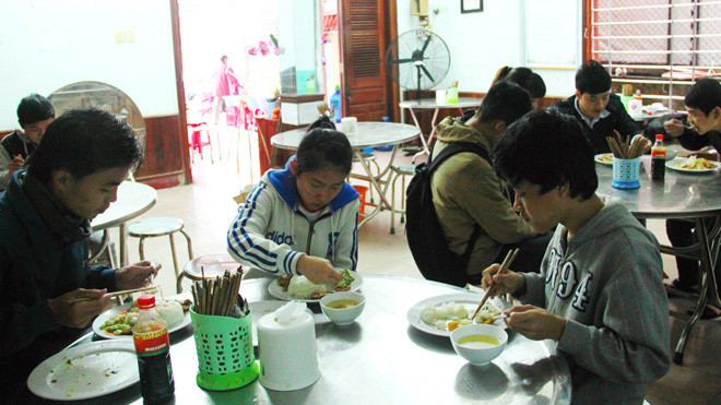 Những bữa cơm giá rẻ tiếp sức cho sinh viên nghèo