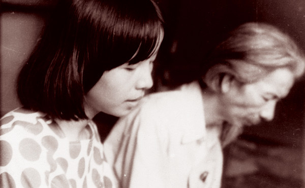 Nhạc sỹ Văn Cao và con gái Hương Hương cùng tập đàn. Ảnh: Lê Quang châu