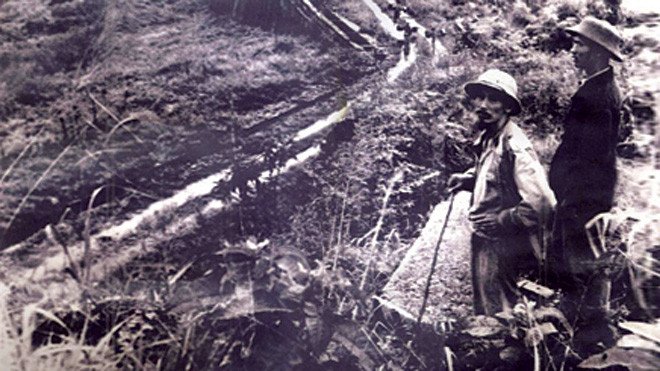 Bác Hồ ở Cao Bằng năm 1950, bên cạnh là đồng chí cận vệ Chu Phương Vương (dân tộc Tày, Cao Bằng) được Bác đặt tên là Định. Ảnh: Tư liệu