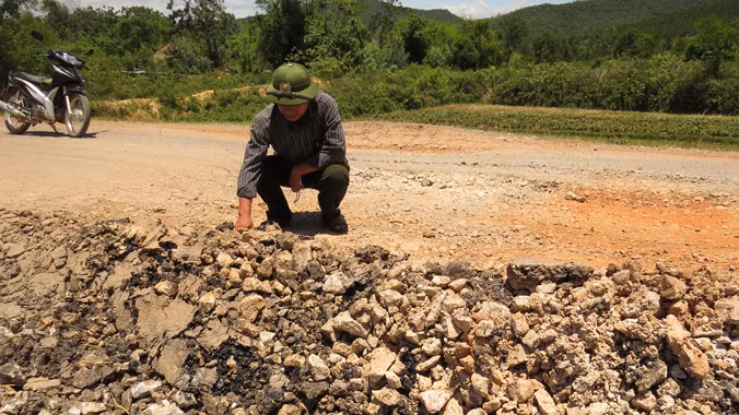 Đường 9B đang bị băm nát vì xe quá tải