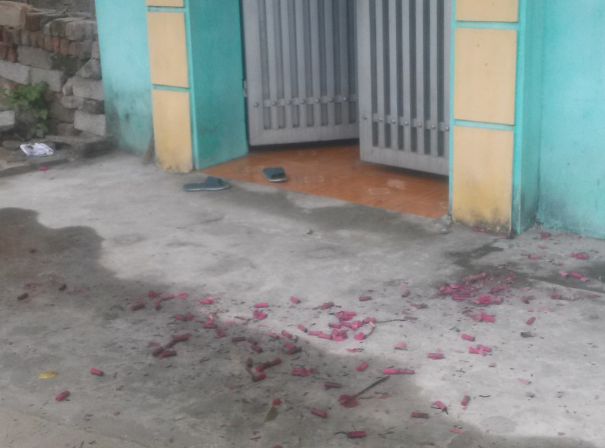 Xác pháo đỏ trước cửa một hộ thuộc xã Liêm Tiết, thành phố Phủ Lý. Ảnh: Đồng Văn