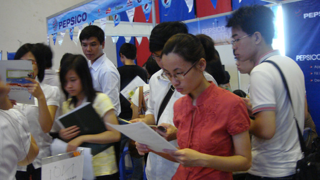 Nhiều bạn trẻ tìm cơ hội việc làm, khởi nghiệp tại các ngày hội tuyển dụng. Ảnh: Bảo Linh