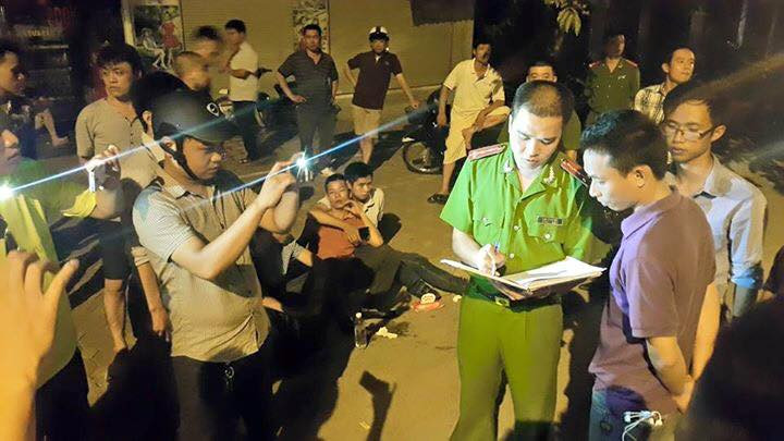 Công an lập biên bản tại hiện trường vụ việc tối 18/6.