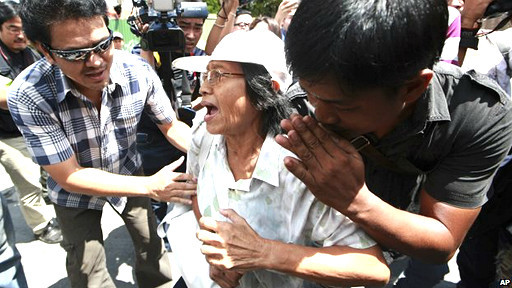 Cảnh sát mặc thường phục tiếp cận trước khi bắt giữ một người biểu tình.