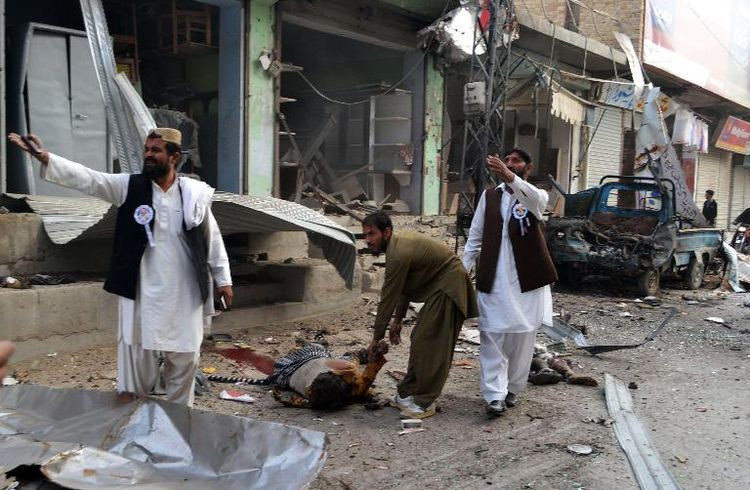 Cảnh sát Pakistan đứng bên ngoài chiếc xe buýt chở các nạn nhân của vụ tấn công. Ảnh: AFP.