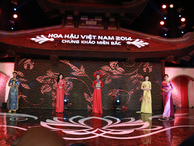 ẢNH: Thí sinh hoa hậu Việt Nam duyên dáng trong tà áo dài