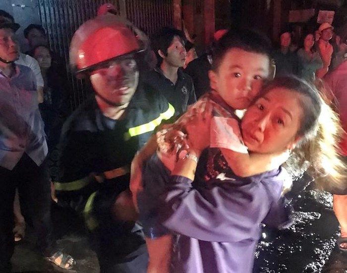 Cháy tiệm áo cưới, 3 người may mắn thoát nạn