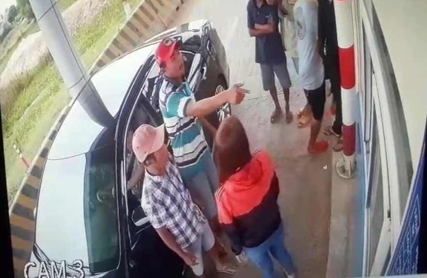 Giật tiền, giật vé tài xế tại Trạm thu phí BOT Ninh Xuân