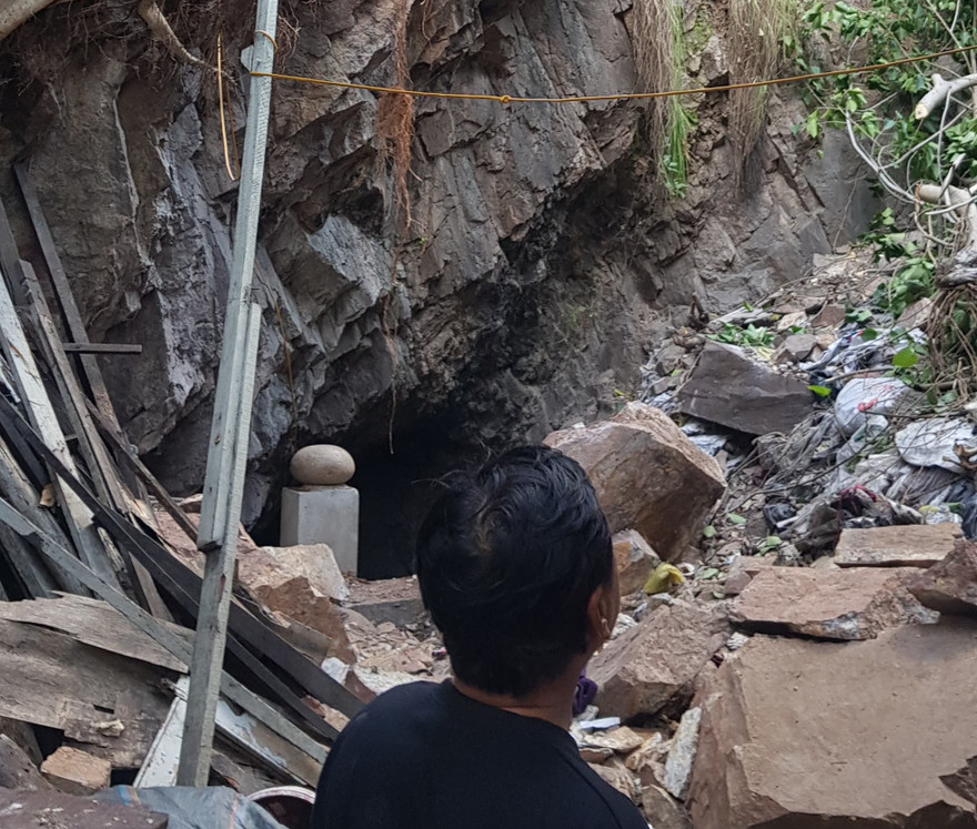 Lở núi làm 2 mẹ con bị thương nặng