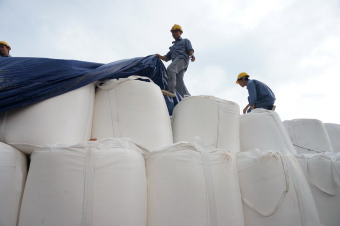 Lưu kho alumin tại Nhà máy alumin. Ảnh: Tuổi trẻ