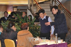 Thân nhân của những hành khách Trung Quốc đau buồn khi biết thông tin chiếc máy bay bị mất tích. (Ảnh: TTXVN) 