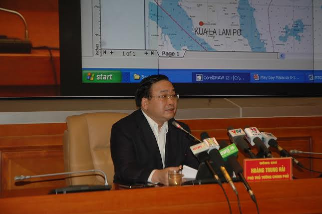 Phó Thủ tướng Hoàng Trung Hải chỉ đạo tại cuộc họp khẩn. Ảnh: Sỹ Lực